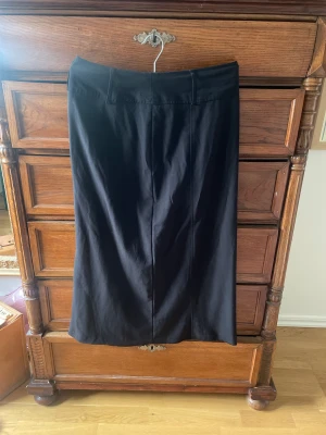 Svart långkjol med slits! - Jättefin svart långkjol med slits baktil 