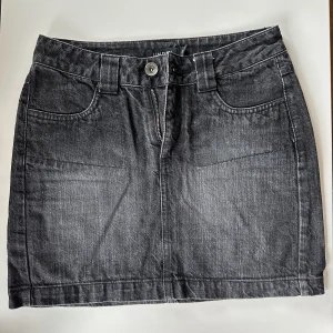 Jeanskjol  - Supersnygg vintage minikjol! 🌟🪩Säljer då den tyvärr blivit för liten för mig. Pris går att diskuteras.