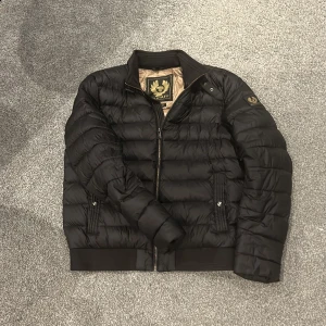Belstaff jacka  - En sjukt snygg samt fräsch belstaff jacka🧟‍♂️ Köpt för 4299kr🧟‍♂️ Skick 9/10🧟‍♂️ Storlek 40 dvs M🧟‍♂️ Vid någon fråga eller fundering är det bara att skriva ✅👍 (Pris kan diskuteras vid snabb affär)