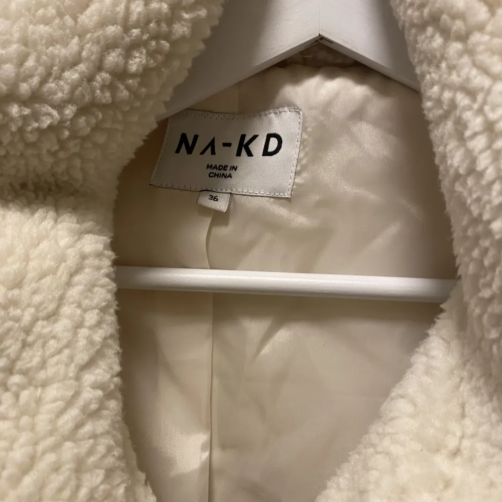 Säljer nu en fluffig oanvänd höst jacka från NaKd i storlek 36. Orginalpris ca 900kr, säljer för 350kr🤍🤍. Jackor.