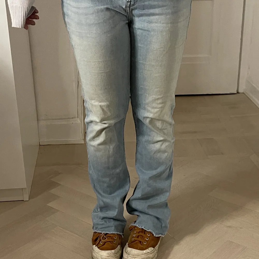 Ljusblå bootcut jeans! Strl M! . Jeans & Byxor.