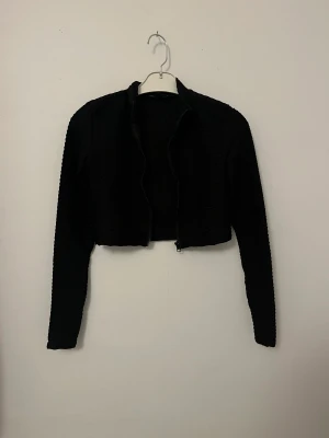 Crop top - Svart crop Top med mönster och dragkedja