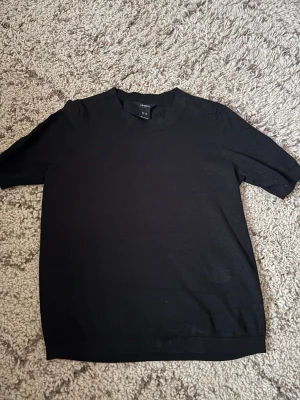 Stickad tröja  - En stickad kortärmad tröja ifrån Lindex i bomull. Köparen står för frakten 