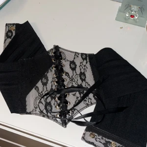 Mönster korsett bälte - Ett jätte fint mönstrigt korsett bälte som är knappt använd och är i ett jätte bra skick med inga defekter. 