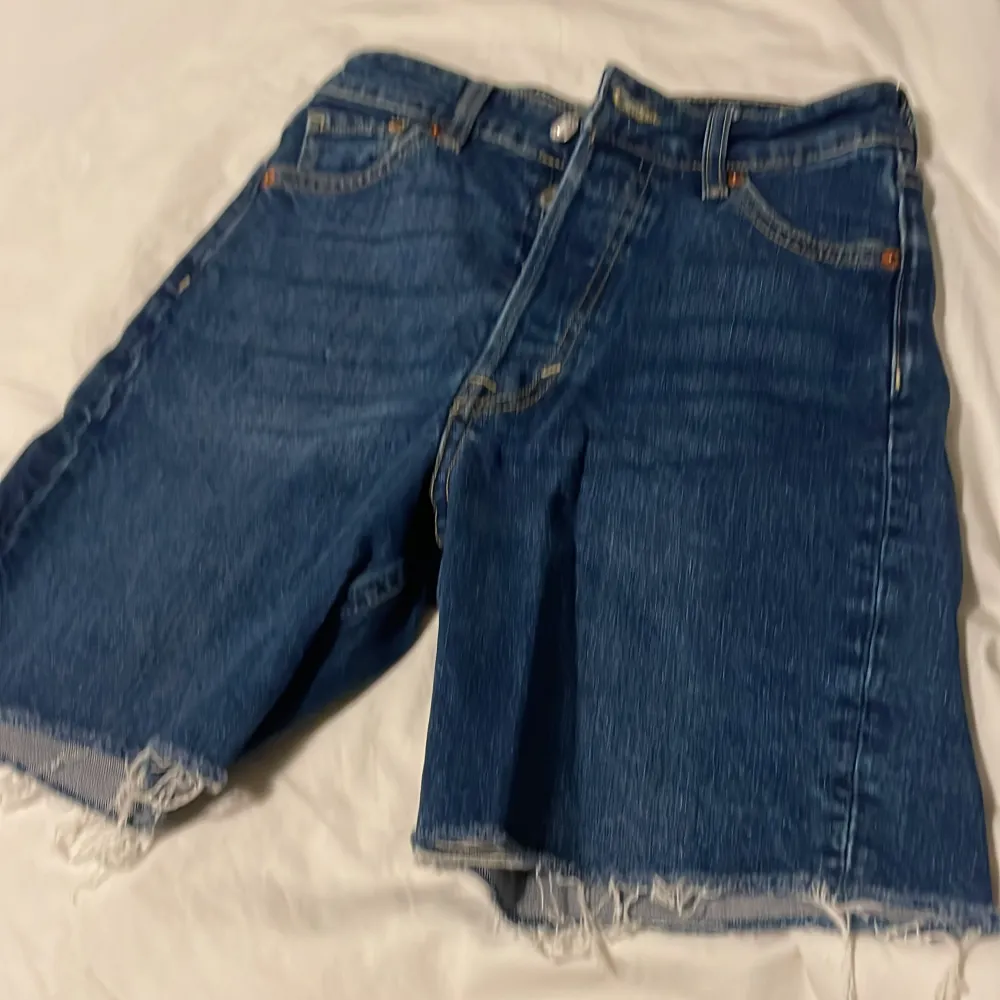 Jeansshorts i en snygg modell som inte kommer till användning längre. De är i perfekt skick!. Shorts.