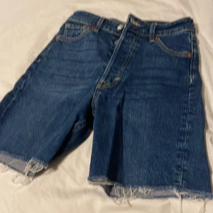 Jeans shorts  - Jeansshorts i en snygg modell som inte kommer till användning längre. De är i perfekt skick!