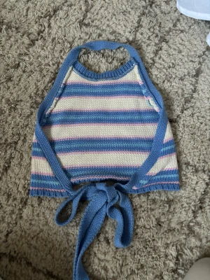 Zaratopp - Jättefin topp som knyts i ryggen. Används inte längre, fint skick. Är i storlek M men passar mig som är en xs