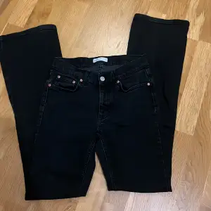 Dom här jeansen är från Gina tricot i strl 34 low waist. Som nu har blivit för små. Dom är använda men dom är helt fläckfria och inga söndriga detaljer finns.🤍