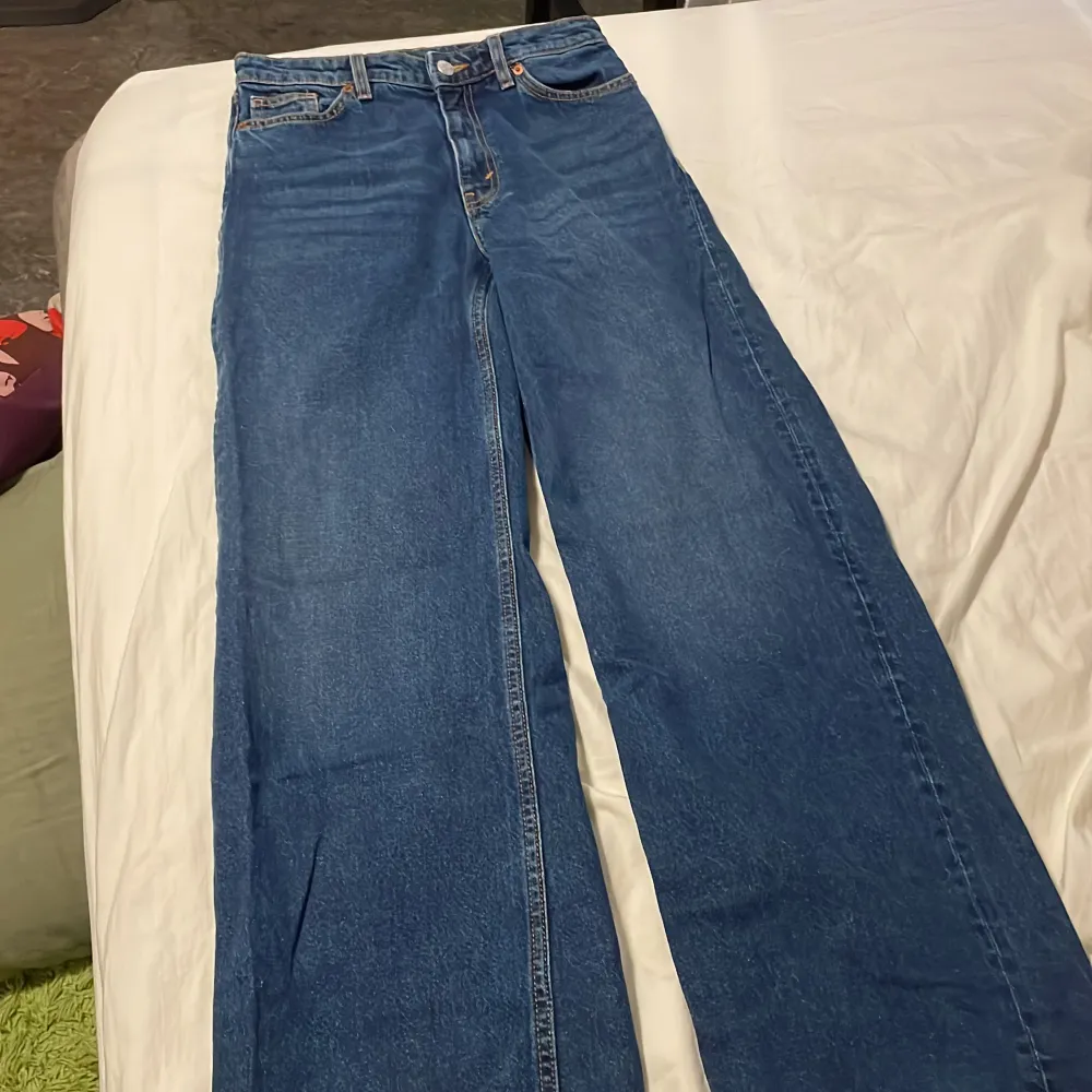 Blå Monki jeans med vida ben. Endast testade, perfekt skick!. Jeans & Byxor.