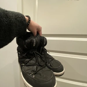 moonboots - säljer nu mina moonboots som är köpta för 3 år sedan och använda 1 säsong säljer dom för att dom inte kommer till användning länge och är ute efter nya.💓💓 Säljer dom för 900kr str 38
