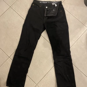 Lowwaist jeans - Lowwaist straight jeans från bikbok. Fina och långa på mig (175cm). Fortfarande svarta i färgen alltså inte urtvättade. Skriv vid frågor och funderingar 🥰🥰🥰28 motsvarar ca 36/38 skulle jag säga