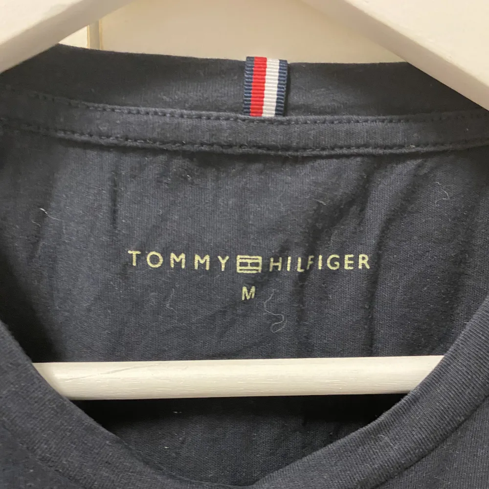 En Tommy Hilfiger T-Shirt! Den är knappt använd, det är anledningen till att jag säljer den!  Är i stl M men passar även S!  Färgen är bättre i Verkligheten!!!!  . T-shirts.
