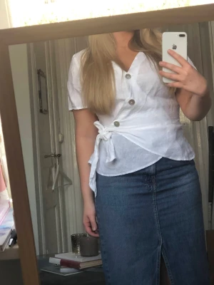 Blus från hm - Vit linneblus från hm, aldrig använd