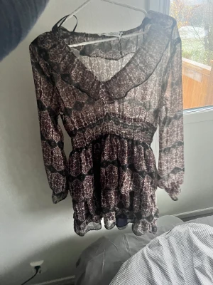 Zara klänning  - Säljer den här zara klänningen 