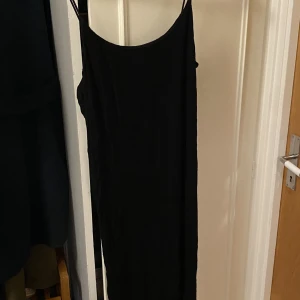 Klänning - En helt basic svart klänning som inte går hela vägen ner🖤bara att ställa frågor, kan självklart diskutera pris❤️❤️