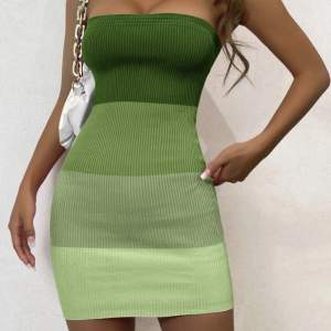 Grön kort randig klänning Oanvänd  Skön stretchig 