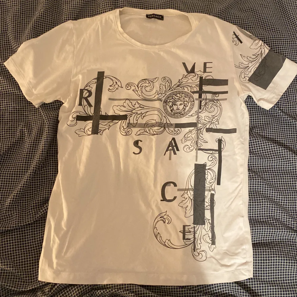 Versace T-shirt storlek M. T-shirts.