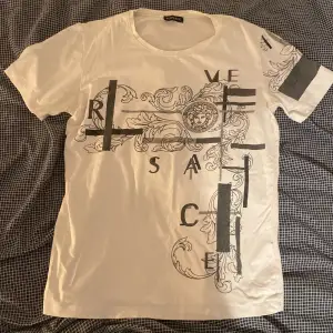 Versace T-shirt storlek M