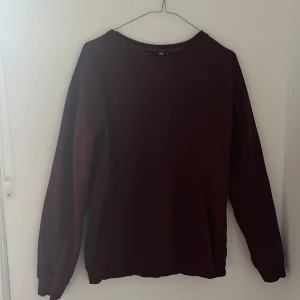 Vinröd Tröja - Nu säljer jag min sköna sweatshirt då den ej kommer till användning. Tröjan är använd vid få tillfällen.