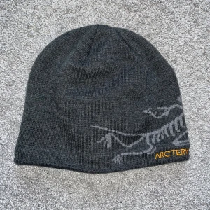 Arc’teryx Mössa - Helt ny och Oanvänd Arcteryx Mössa, den är i en fin färg och den sitter riktigt bra på huvudet. Så det är bara att skriva om ni är intresserade ⭐️
