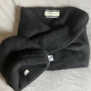 Mössa & halsduk/krage - Mössa och en halsduk/ krage i svart från By Malene Birger