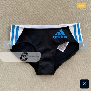 Adidas bad strosa  - Helt ny bad strosa  Det finns 5st kvar 