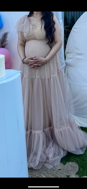 Klänning  - Hej!  Säljer denna vackra klänning. Använt den under min gender reveal i några timmar. Storlek M