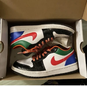 Nike air Jordan 1 - Använda fåtal gånger, rengörs innan dom skickas! Skickas i orginal förpackning samt svarta snören ingår. Har digitalt kvitto så äkta 