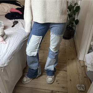 Coola mönstrade jeans. innerbenslängd: 80 cm midjemått: 33 cm rakt över ❤️använd gärna Köp direkt 