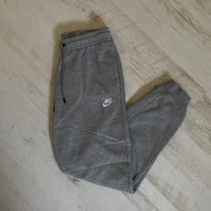 Mjukisbyxor  - Mjukisbyxor från nike i bra skick. Supersköna och bra passform, säljes då dom tyvärr blivit för stora på mig. Hör av dig vid funderingar.