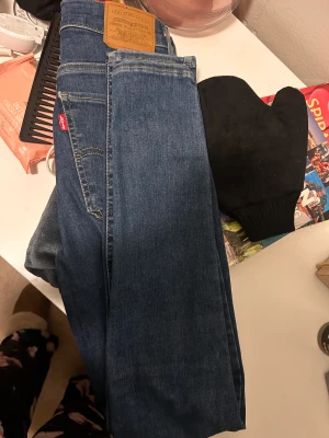 Jeans märke - Levis storlek 27 pris: 170 Lee jeans storlek 30 pris: 270 Priset kan diskuteras vid snabb köp, flytt så bör rensa. Ta båda för 390 istället för 440. Nypris för båda över 1300