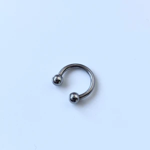 Septum piercing - En fin septum ganska ny, köpt från studio. Tjocklek 1,6 mm och kula 3 mm. Ren och fin!