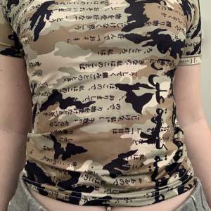 Tshirt med militärmönster och japanska ord. Oanvänd <3