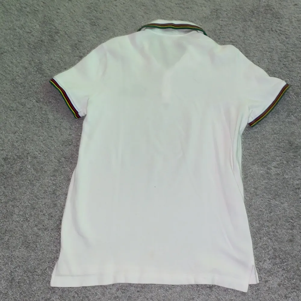 Lacoste tröja storlek S men passar även som M rätt så bra skick . T-shirts.