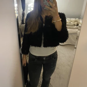 Fluffig trekvarts ärmad kofta - Super fin, nästan oanvänt skick. Jag har sytt upp den själv nertill (man får fråga efter bild), satt den är lite fluffig på insidan oxå. 