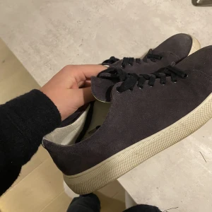 Sneaky steve mocka skor  - Säljer mina mina mörkblå mocka skor för ett bra pris stolek 43 box ingår 