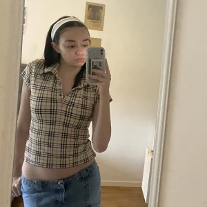 BURBERRY tröja  - Köpt i Paris för några år sedan. I nyskick då knappt är använd! Den är vit och beige. Går och styla på 100 olika sätt