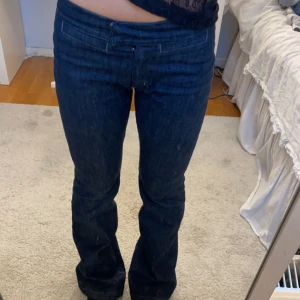 Lågmidjade jeans - Lågmidjade jeans i en så fin mörkblå färg utan fickor bak! Använda men i bra skick🩷Storlek 26 och längd 32