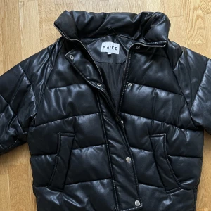 PU pufferjacka - Säljer min PU pufferjacka. Den är välanvänd men fortfarande i jättefint skick= bra kvalité! Den är i storlek 34 men modellen är oversized så mer en S i storlek beroende på vilken passform man vill ha! 
