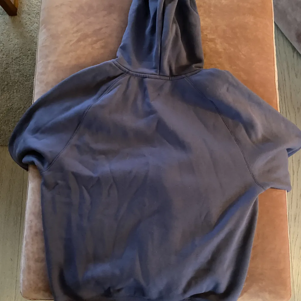 Säljer blå carhartt hoodie eftersom den är för stor. Använd 0 Gånger. 10/10 skick inga fel. Hoodies.