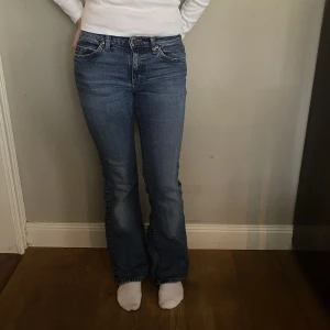Lågmidjade jeans - Jeans nr: 26 💓 Midjemått (rätt över): 35 cm Innerbenslängd: 73 cm Lårmått (rätt över): 21 cm  Modellen på bilden är 168 cm  Köp gärna via ”KÖP NU” 💘 Skriv om ni har några frågor eller funderingar//Perfectjeans🫶🏽