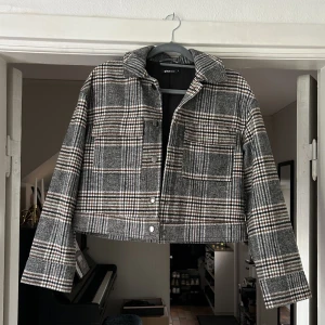 Rutig höstjacka - Så snygg höstjacka från Gina Tricot som tyvärr ärl lite för liten för mig