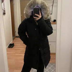 Everest jacka - Everest jacka som är använd ca 5 gånger bara. Skickar i väldigt bra skick. Storlek 40 men passar perfekt som storlek S/M  ord pris 2799:- Säljer för 1000:-