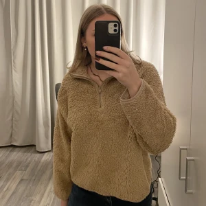 Tröja - Beigebrun tröja med dragkedja, från Hm🤎 väldigt skönt mattetal som passar perfekt nu till vintern. Säljer den för att jag inte använder den längre