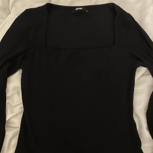 BikBok topp - BikBok topp i ribbat typ, storlek M, bra skick, pris 45kr