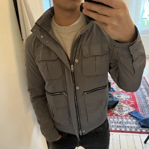 J.Lindeberg bailey jacka - Säljer min feta j.Lindeberg jacka då den inte kommer till så mycket användning. Ovanlig grå färg. Fint men använt skick. Inga skador eller så som syns. Storlek M men sitter som en S. Tveka inte på att skriva ifall ni undrar något 😎😎😎