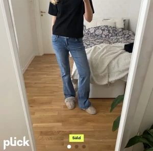 Lågmidjade jeans - Skit snygga lågmidjade långa jeans, utan fickor där bak. Säljer pga att de är för stora för mig.  Lånade bilder 