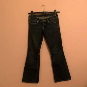 By little big bootcut jeans med liten detalj på bakfickan, mått finns om önskas🎀 27x32