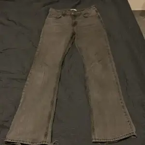 Säljer dessa jeans då dom är förstora, de är i hyfsat skick ( de är slitna nedtill på ena benet) , köpte för 600 ungefär o säljer nu för 150 ( pris kan diskuteras vid snabb affär)🤍 skriv för mer info🫶🏻