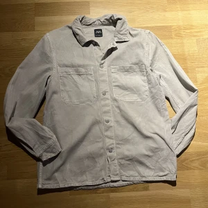 Zara overshirt  - Säljer denna då sen bara ligger i garderoben, lite skrynklig pågrund av det har strykt. Nypris:500 kr på zara. 
